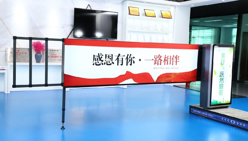 車(chē)行出入口使用卡布燈箱廣告道閘優(yōu)勢